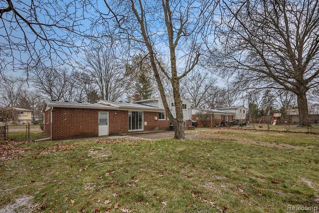 20931 Robinwood Street, Farmington, MI 48336