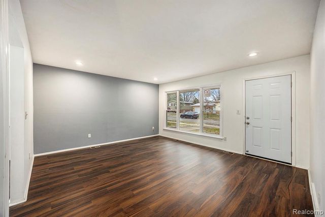 20931 Robinwood Street, Farmington, MI 48336