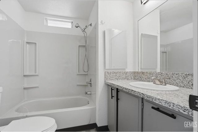 420 Oswell Street 37, Bakersfield, CA 93307