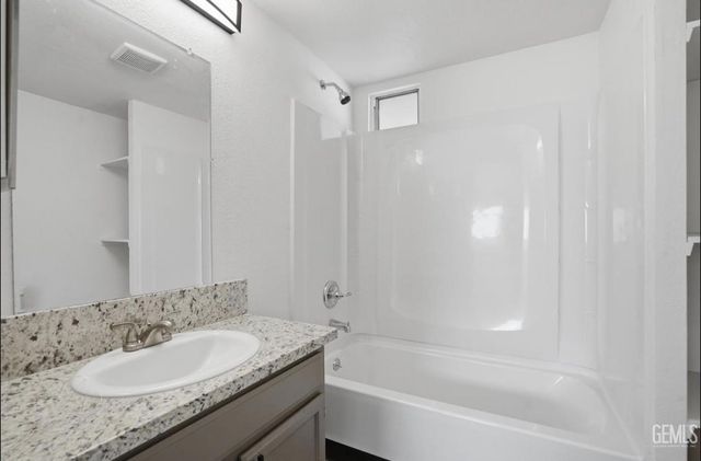 420 Oswell Street 37, Bakersfield, CA 93307