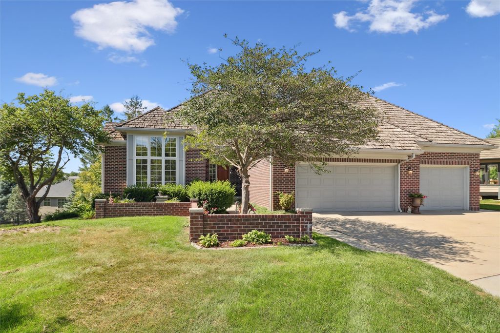 5535 Glen Oaks Point, West Des Moines, IA 50266