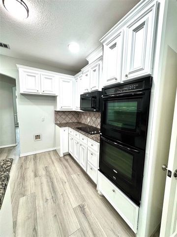 3002 Pine Chase Drive, Montgomery, TX 77356