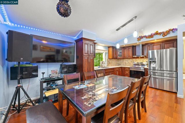 207 Babbling Brook Way, Pittsburg, CA 94565