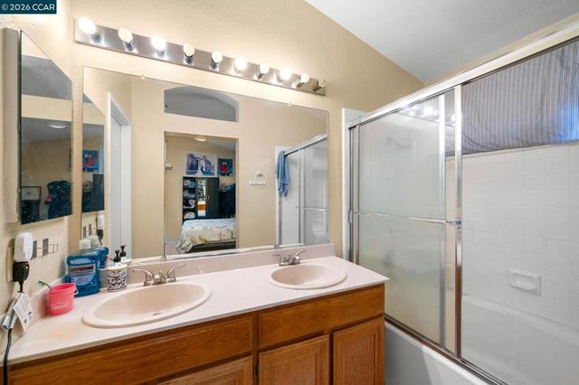 207 Babbling Brook Way, Pittsburg, CA 94565