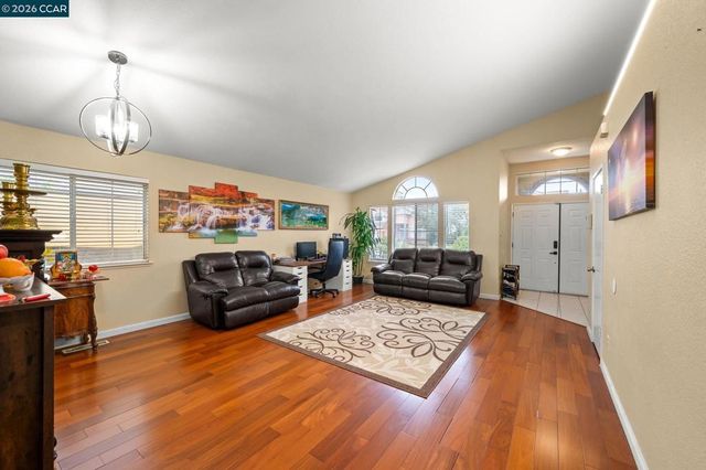 207 Babbling Brook Way, Pittsburg, CA 94565