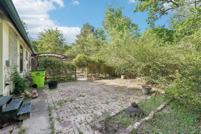 115 Pine Cone LN, Elgin, TX 78621