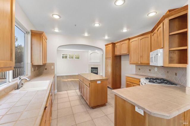 397 Parkview Dr, Healdsburg, CA 95448