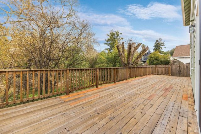 397 Parkview Dr, Healdsburg, CA 95448