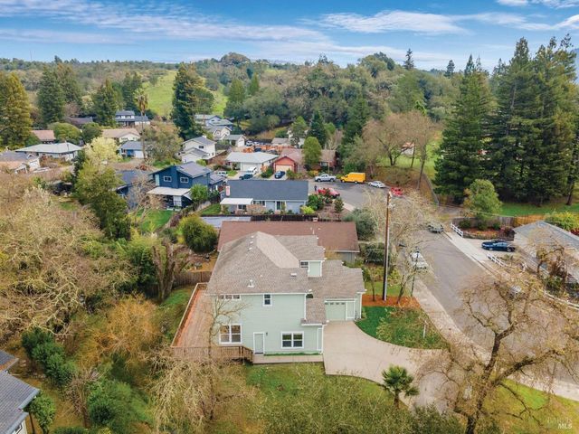 397 Parkview Dr, Healdsburg, CA 95448