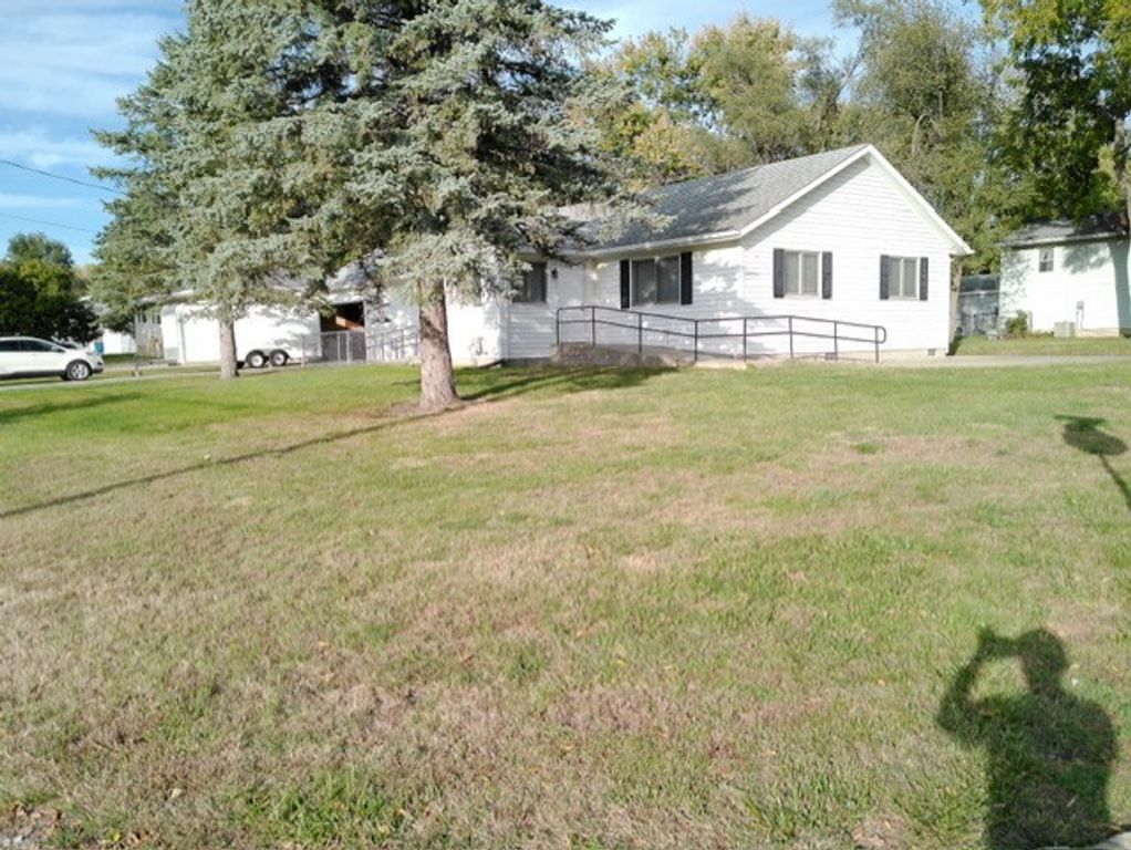 3001 E 37th Street, Des Moines, IA 50317