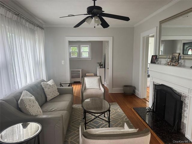 9 Castleton Court, Oceanside, NY 11572