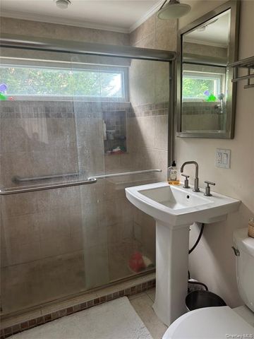 9 Castleton Court, Oceanside, NY 11572