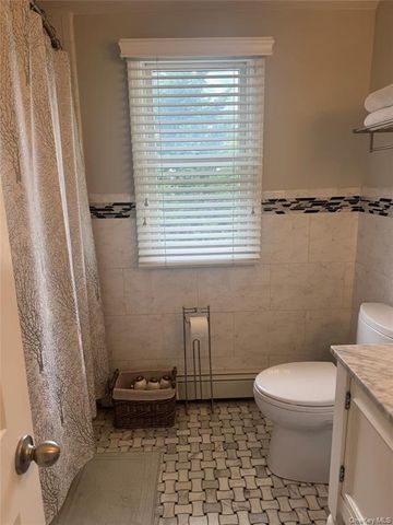 9 Castleton Court, Oceanside, NY 11572