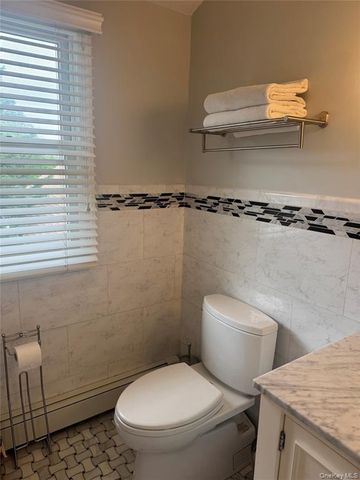 9 Castleton Court, Oceanside, NY 11572