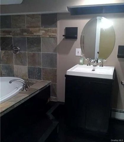 9 Castleton Court, Oceanside, NY 11572