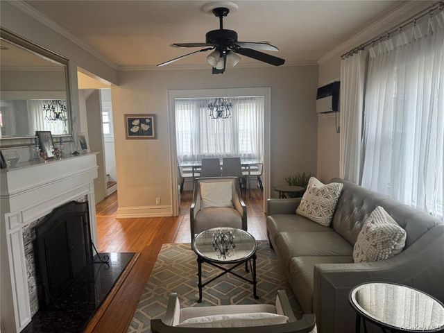 9 Castleton Court, Oceanside, NY 11572