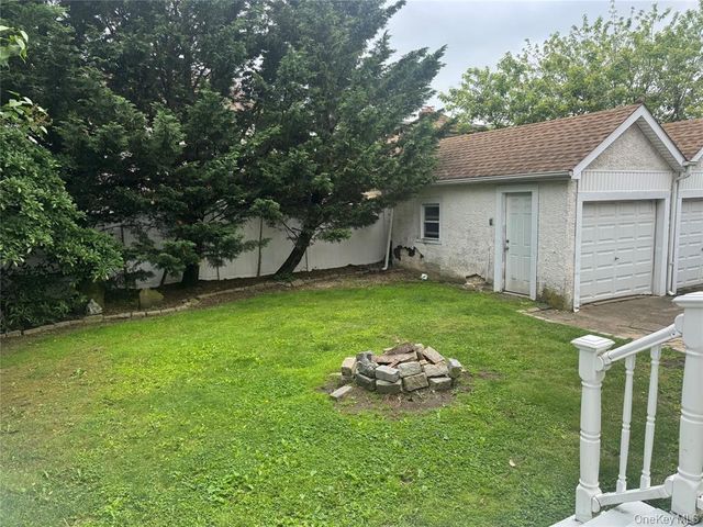 9 Castleton Court, Oceanside, NY 11572