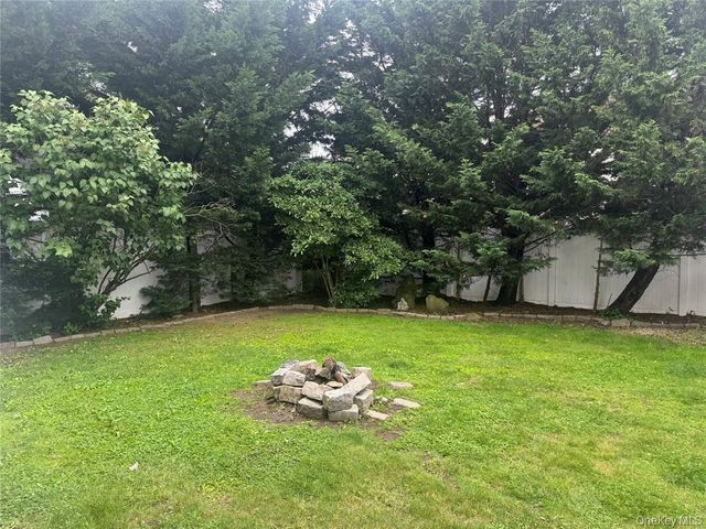 9 Castleton Court, Oceanside, NY 11572