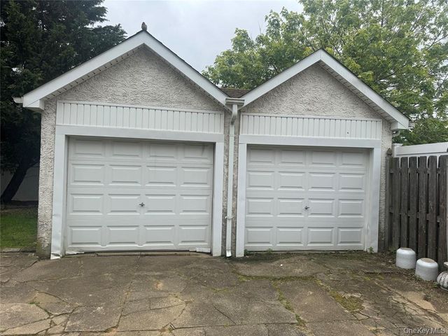 9 Castleton Court, Oceanside, NY 11572