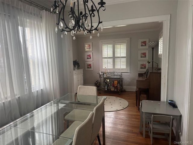 9 Castleton Court, Oceanside, NY 11572