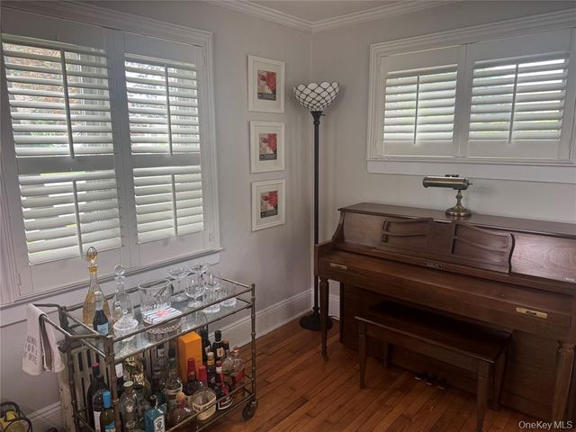 9 Castleton Court, Oceanside, NY 11572