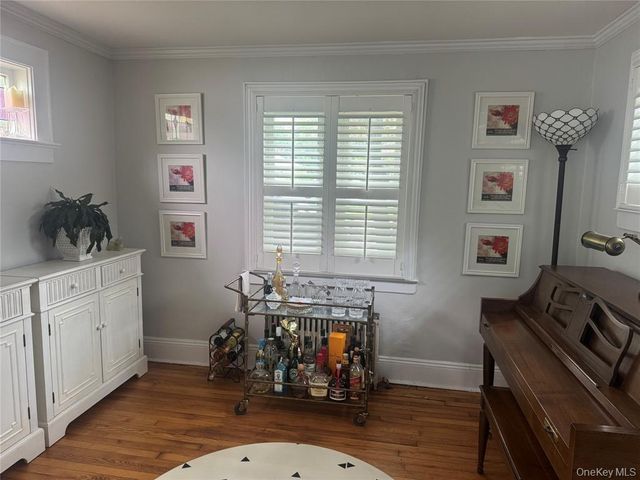 9 Castleton Court, Oceanside, NY 11572