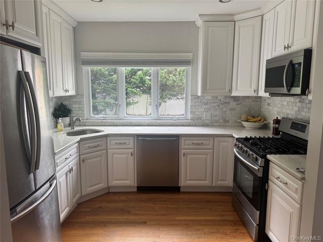 9 Castleton Court, Oceanside, NY 11572