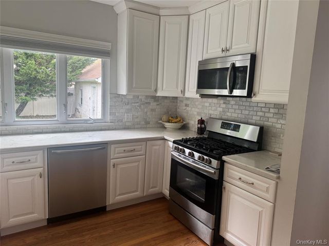 9 Castleton Court, Oceanside, NY 11572