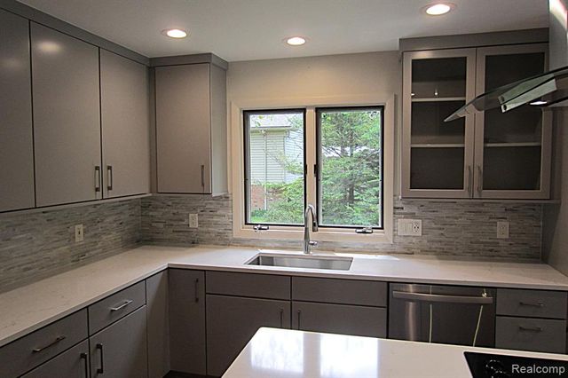 31115 Stafford St, Beverly Hills, MI 48025
