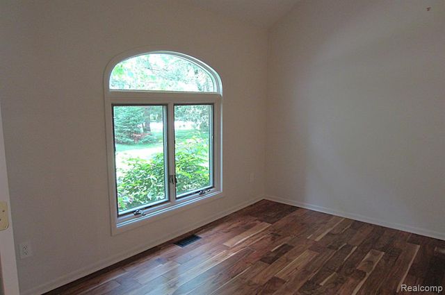 31115 Stafford St, Beverly Hills, MI 48025