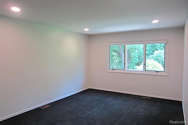 31115 Stafford St, Beverly Hills, MI 48025