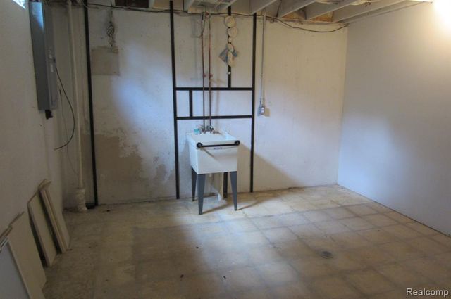 31115 Stafford St, Beverly Hills, MI 48025