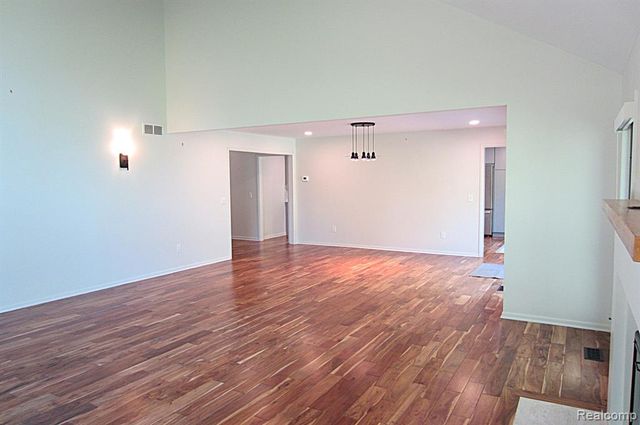 31115 Stafford St, Beverly Hills, MI 48025