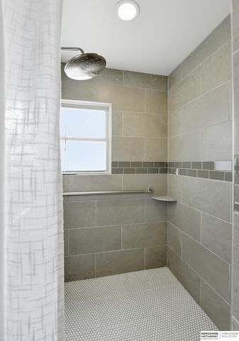 7634 Maple Street, Omaha, NE 68134