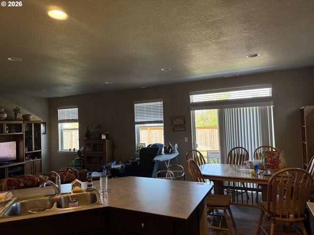 5298 SQUIRREL St, Springfield, OR 97478