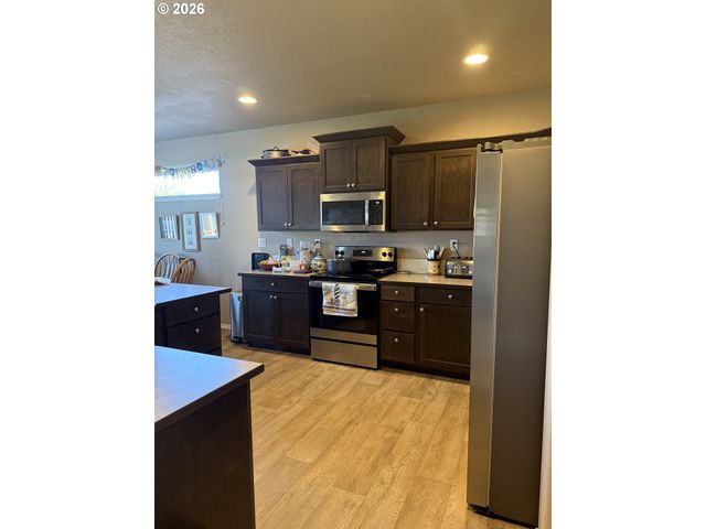 5298 SQUIRREL St, Springfield, OR 97478