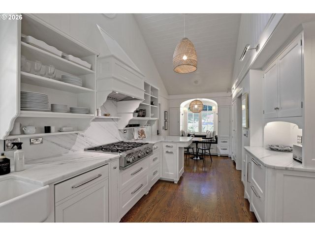 2490 Sw ARDEN Rd, Portland, OR 97201