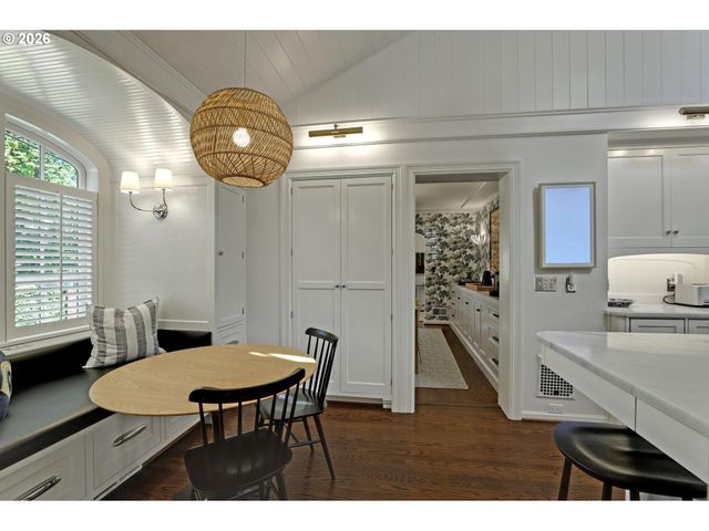 2490 Sw ARDEN Rd, Portland, OR 97201