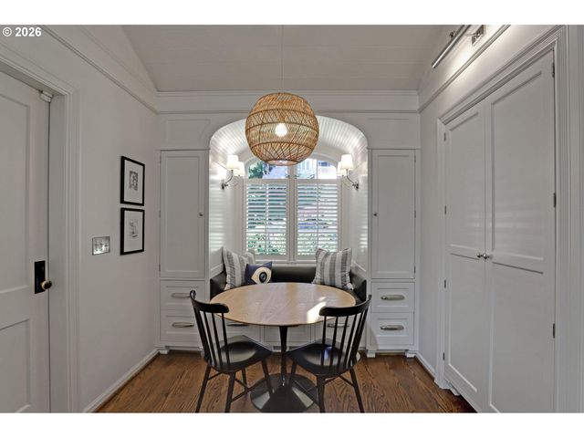 2490 Sw ARDEN Rd, Portland, OR 97201