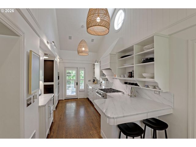 2490 Sw ARDEN Rd, Portland, OR 97201