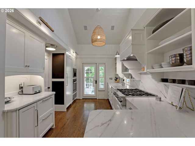 2490 Sw ARDEN Rd, Portland, OR 97201