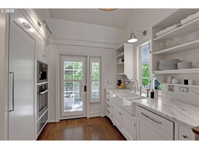 2490 Sw ARDEN Rd, Portland, OR 97201