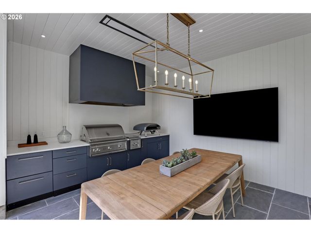 2490 Sw ARDEN Rd, Portland, OR 97201