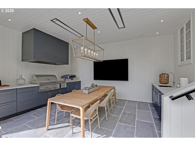 2490 Sw ARDEN Rd, Portland, OR 97201