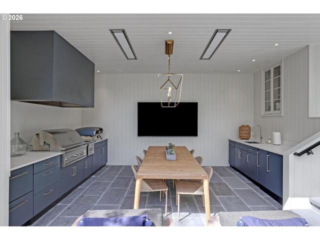 2490 Sw ARDEN Rd, Portland, OR 97201