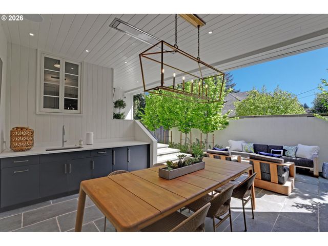 2490 Sw ARDEN Rd, Portland, OR 97201