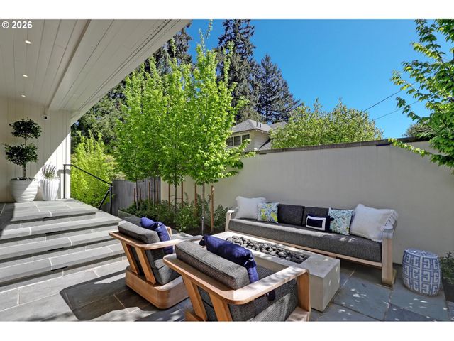 2490 Sw ARDEN Rd, Portland, OR 97201