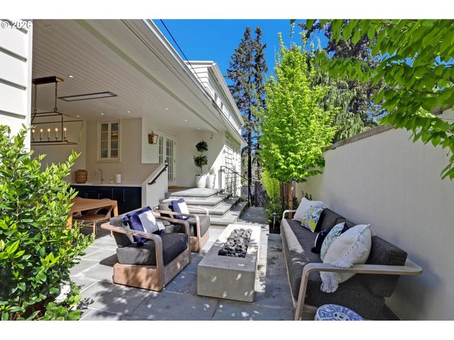 2490 Sw ARDEN Rd, Portland, OR 97201