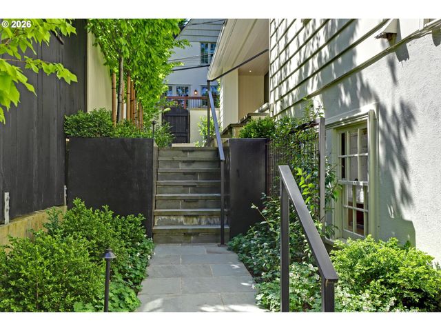 2490 Sw ARDEN Rd, Portland, OR 97201