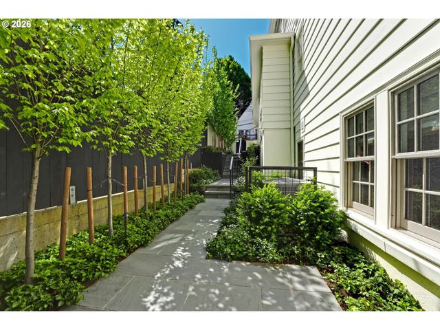 2490 Sw ARDEN Rd, Portland, OR 97201